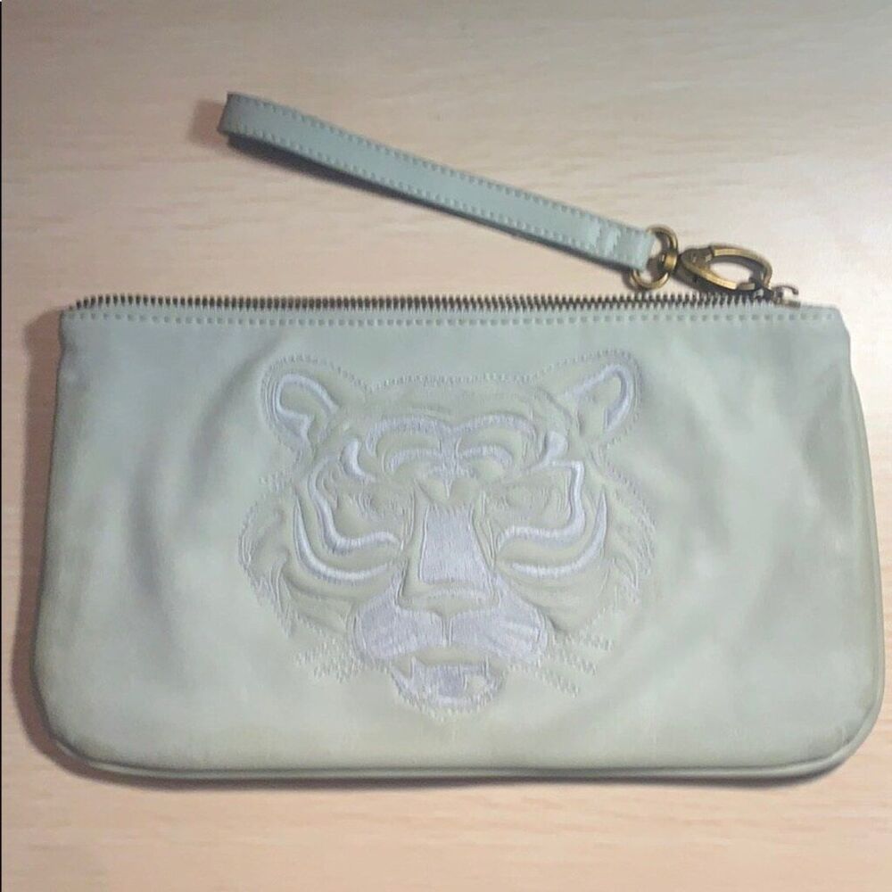🆕 Deena & Ozzy Embroidered Tiger Wristlet Clutch